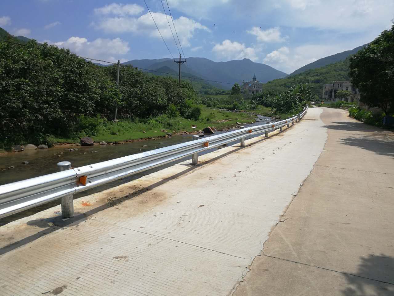 道路波形護(hù)欄防撞價格一般多少比較合適？